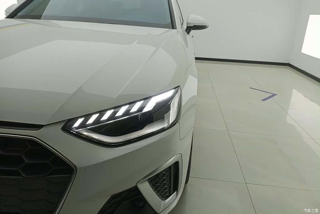Audi A4L, 2023 все фото