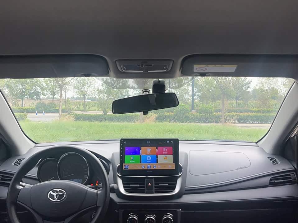 Toyota YARiS L to enjoy