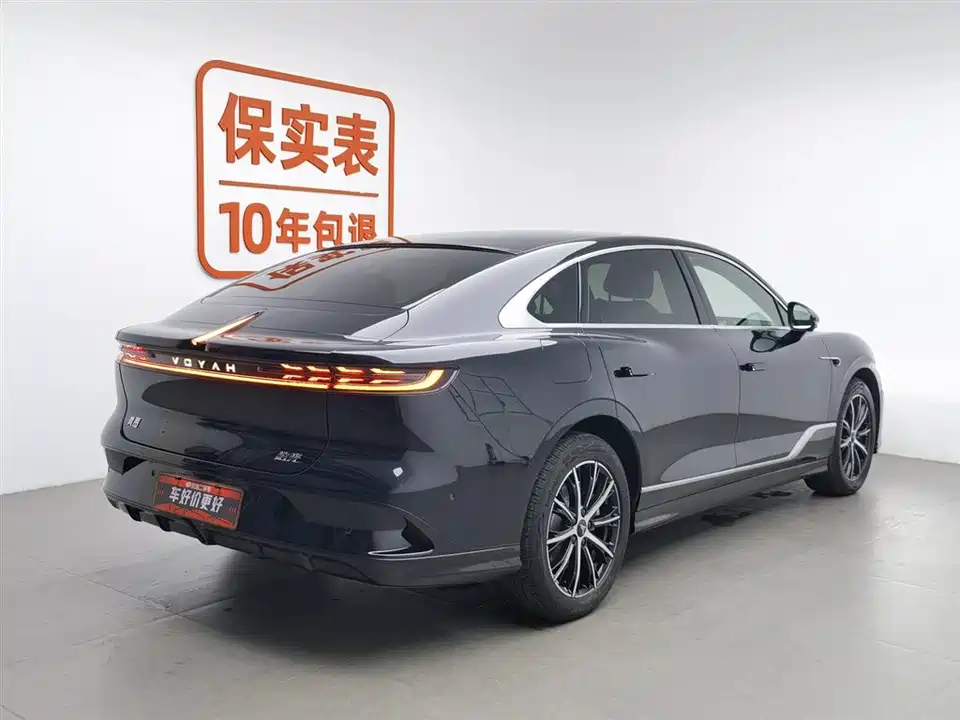 VOYAH Lantu chasing light