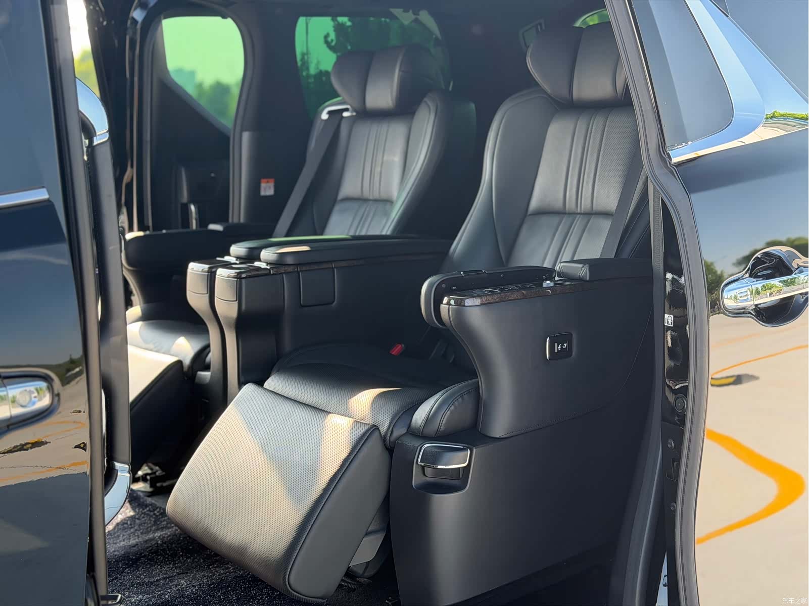 Toyota Vellfire, 2023 12
