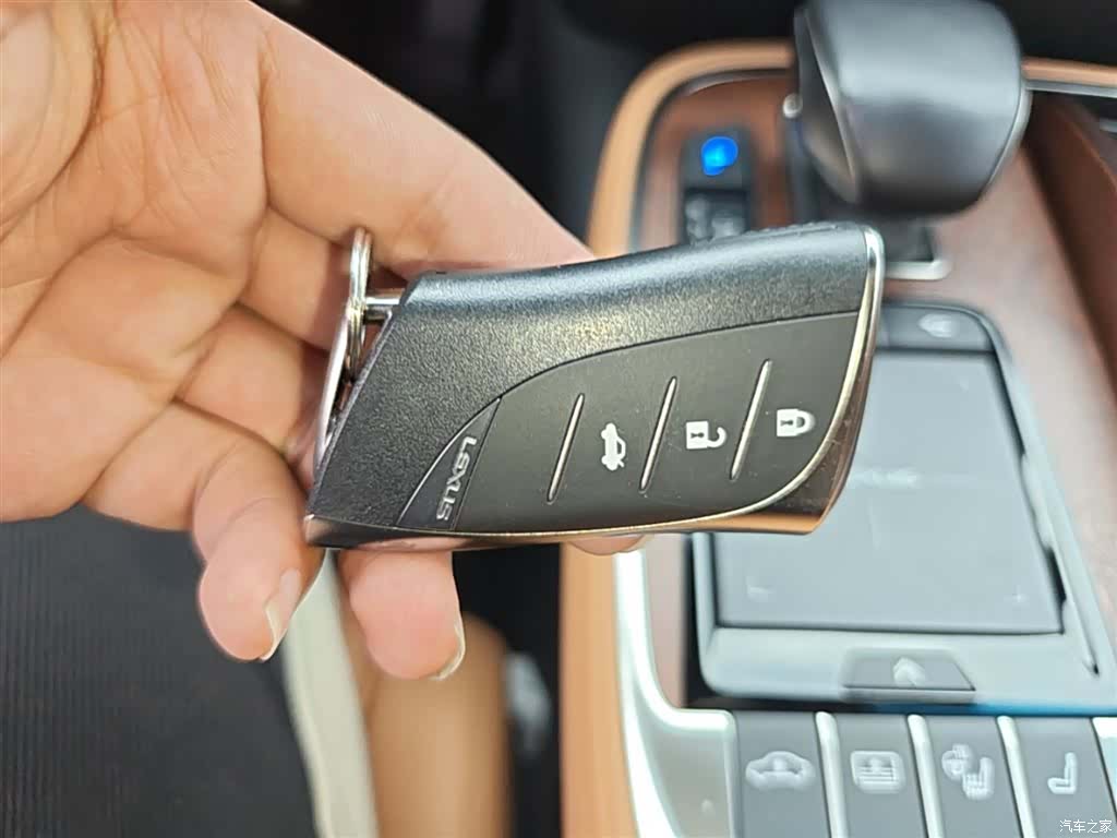 Lexus LS, 2021 9