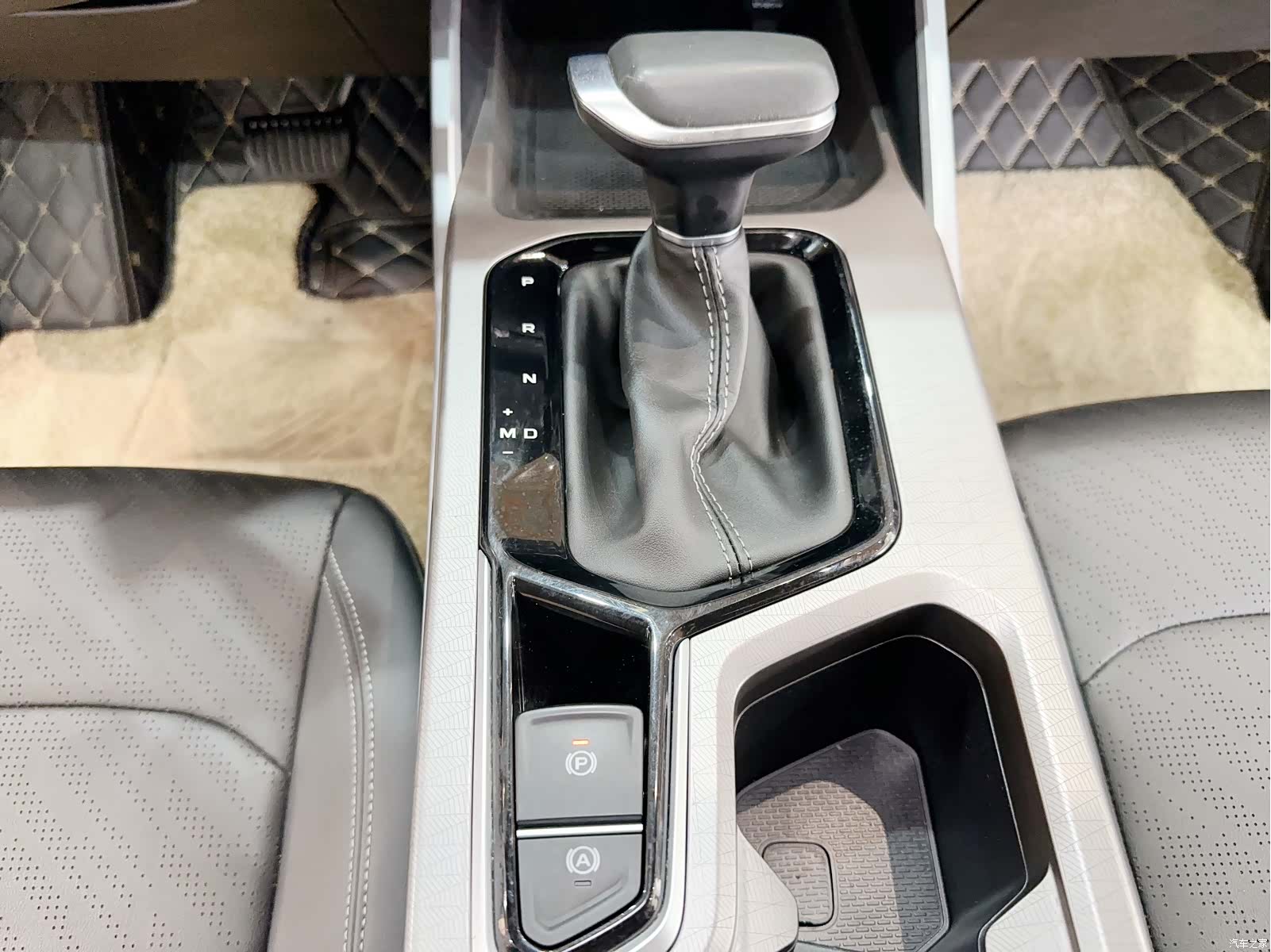 Geely Emgrand, 2022 13