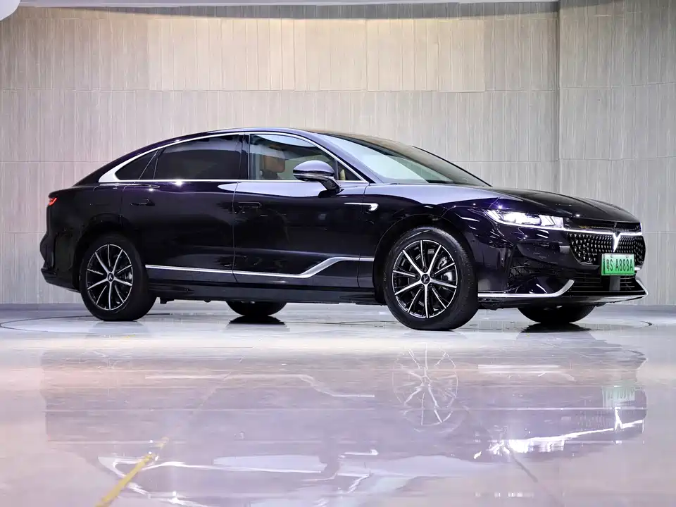 VOYAH Lantu chasing light