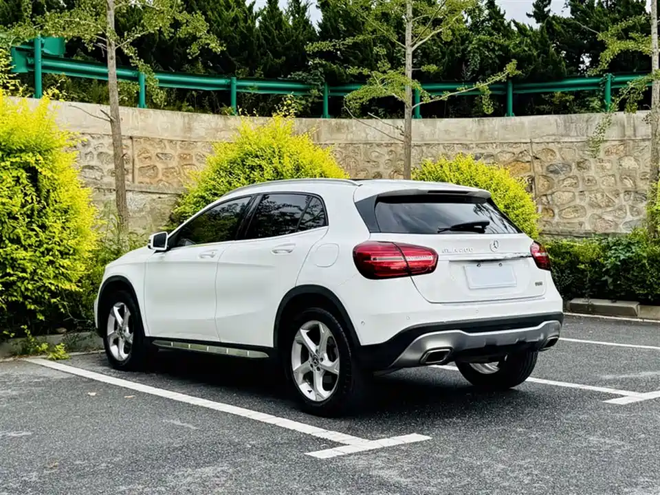 Mercedes-Benz GLA Mercedes-Benz GLA