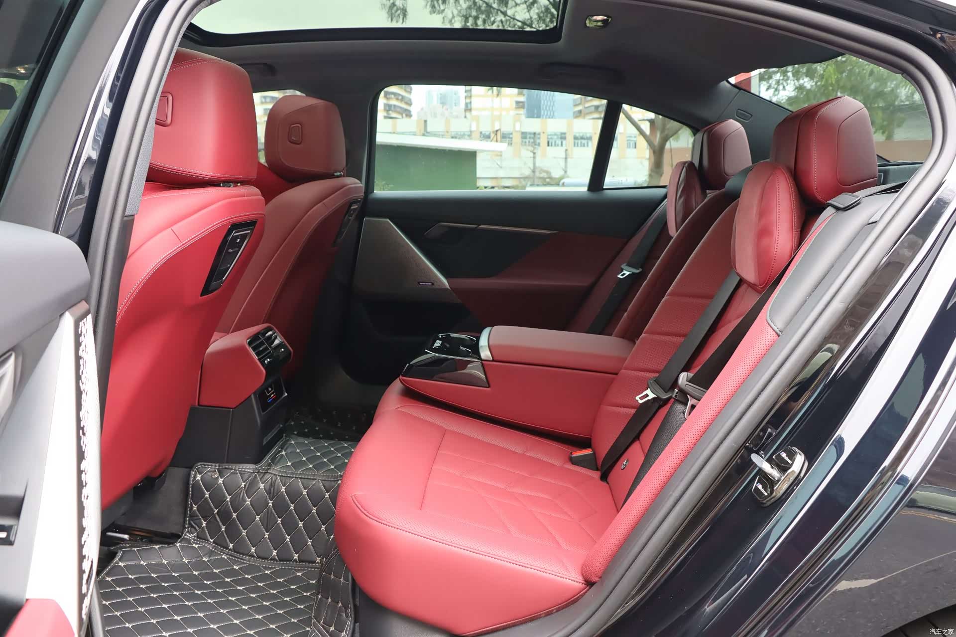 BMW 5 Series, 2025 11
