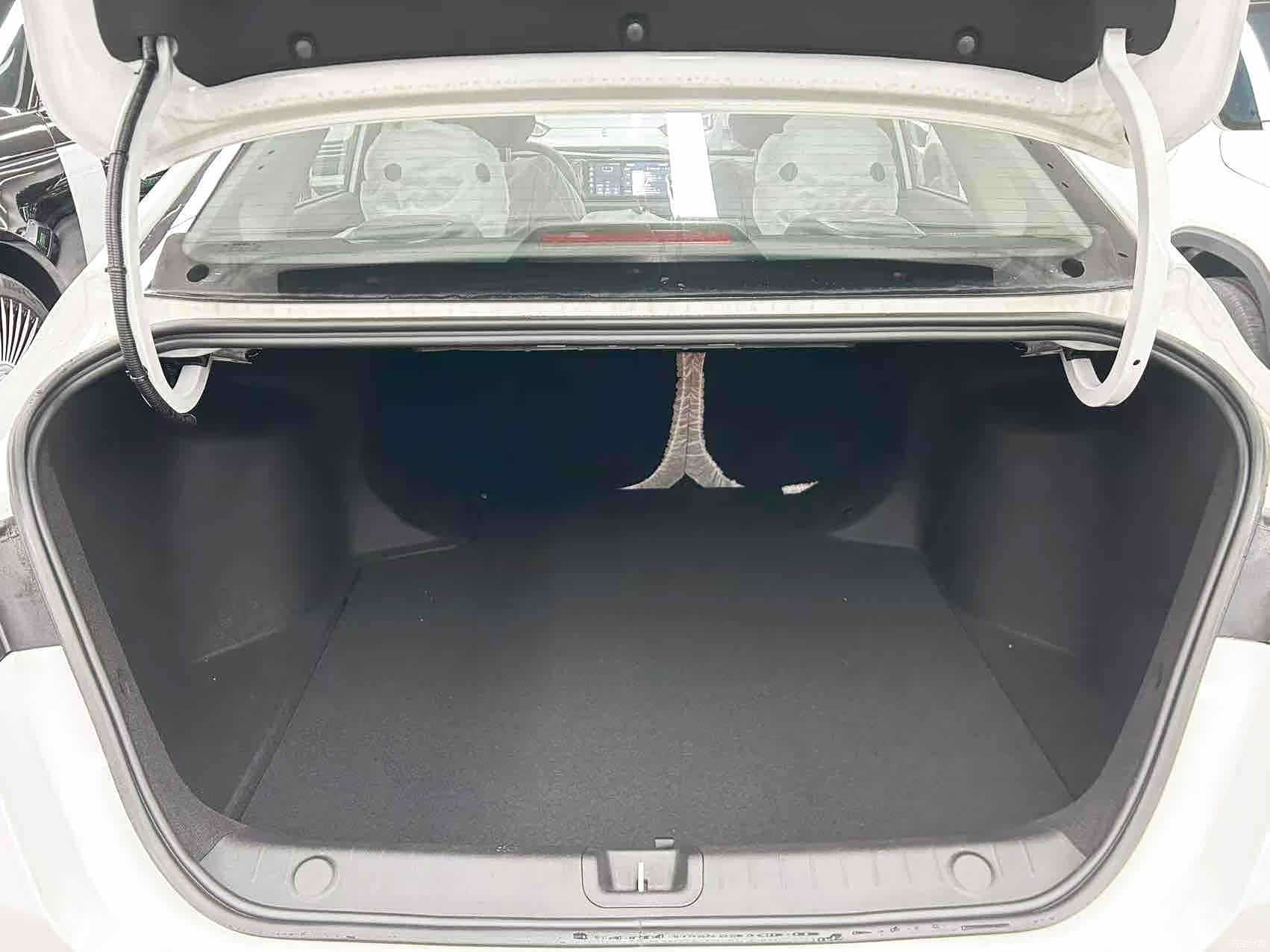 Geely Binray, 2025 19