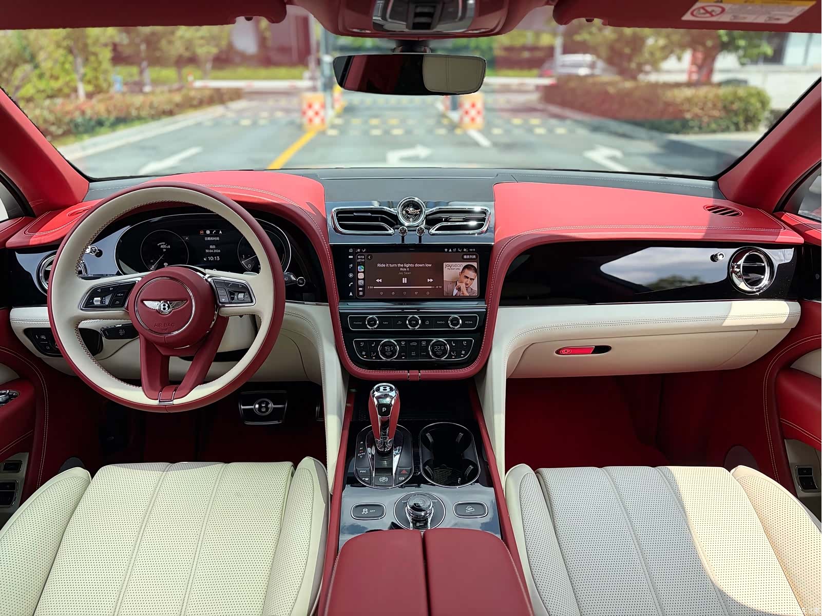 Bentley Bentayga, 2022 13