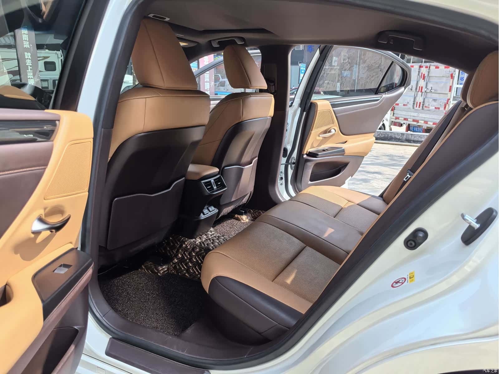 Lexus ES, 2019 9