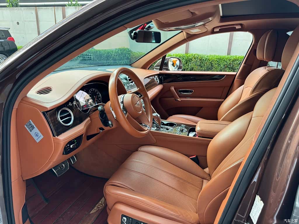 Bentley Bentayga, 2018 9