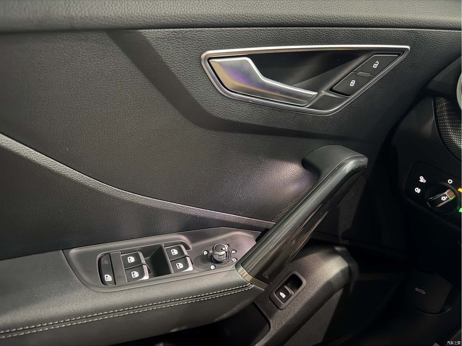 Audi Q2L, 2023 19