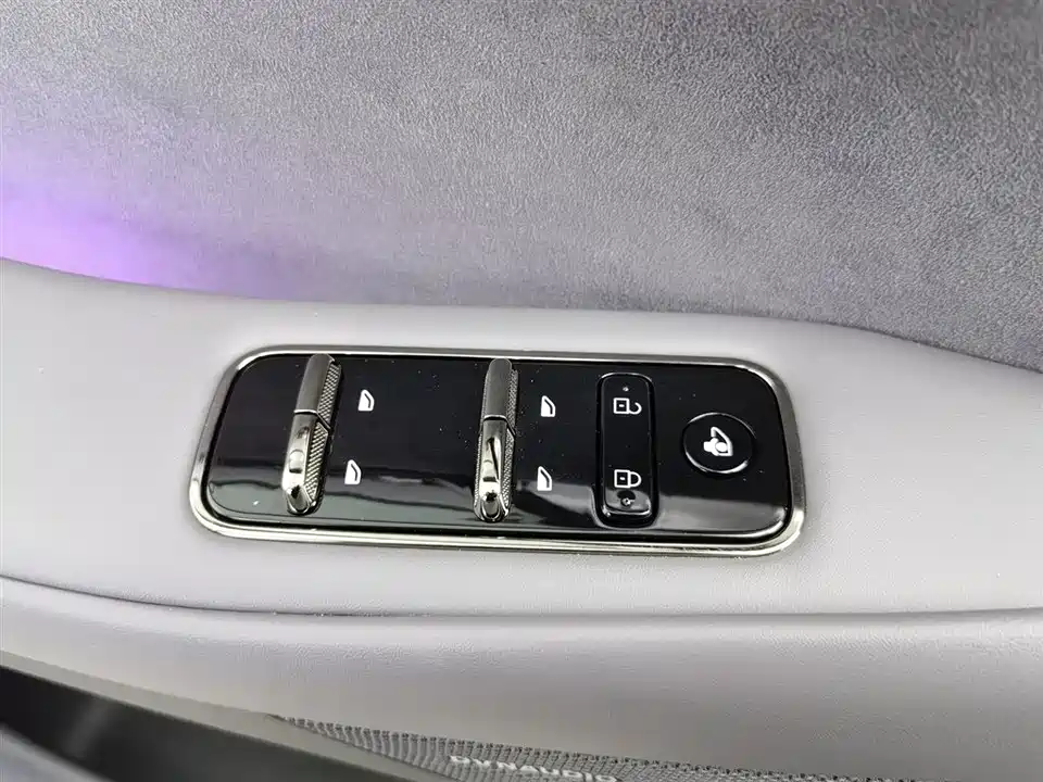 VOYAH Lantu chasing light