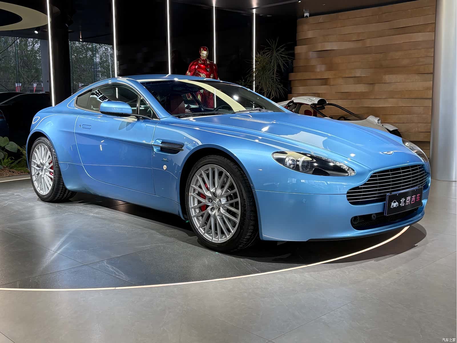 Aston Martin Vantage, 2010 3