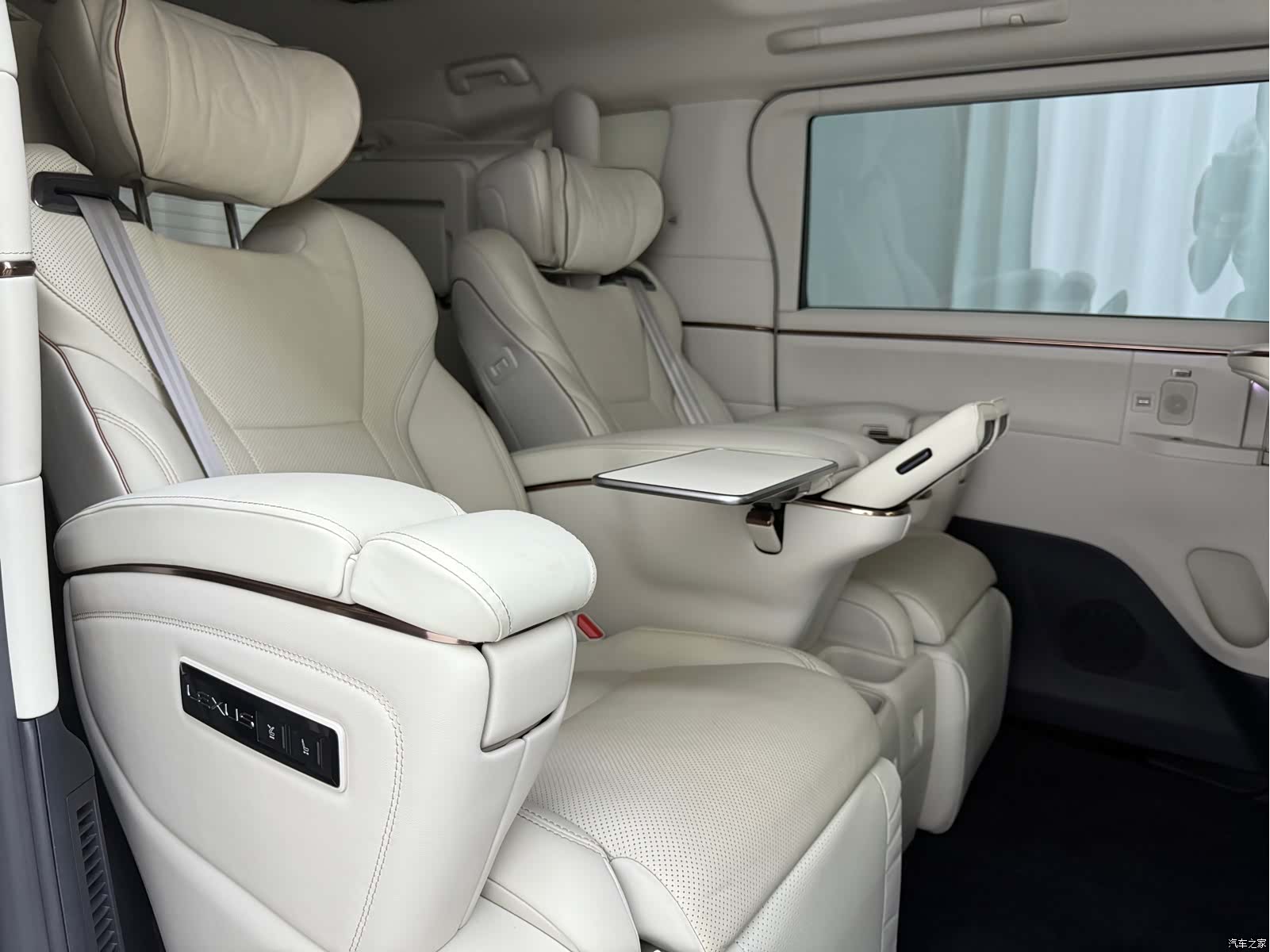 Lexus LM, 2023 12