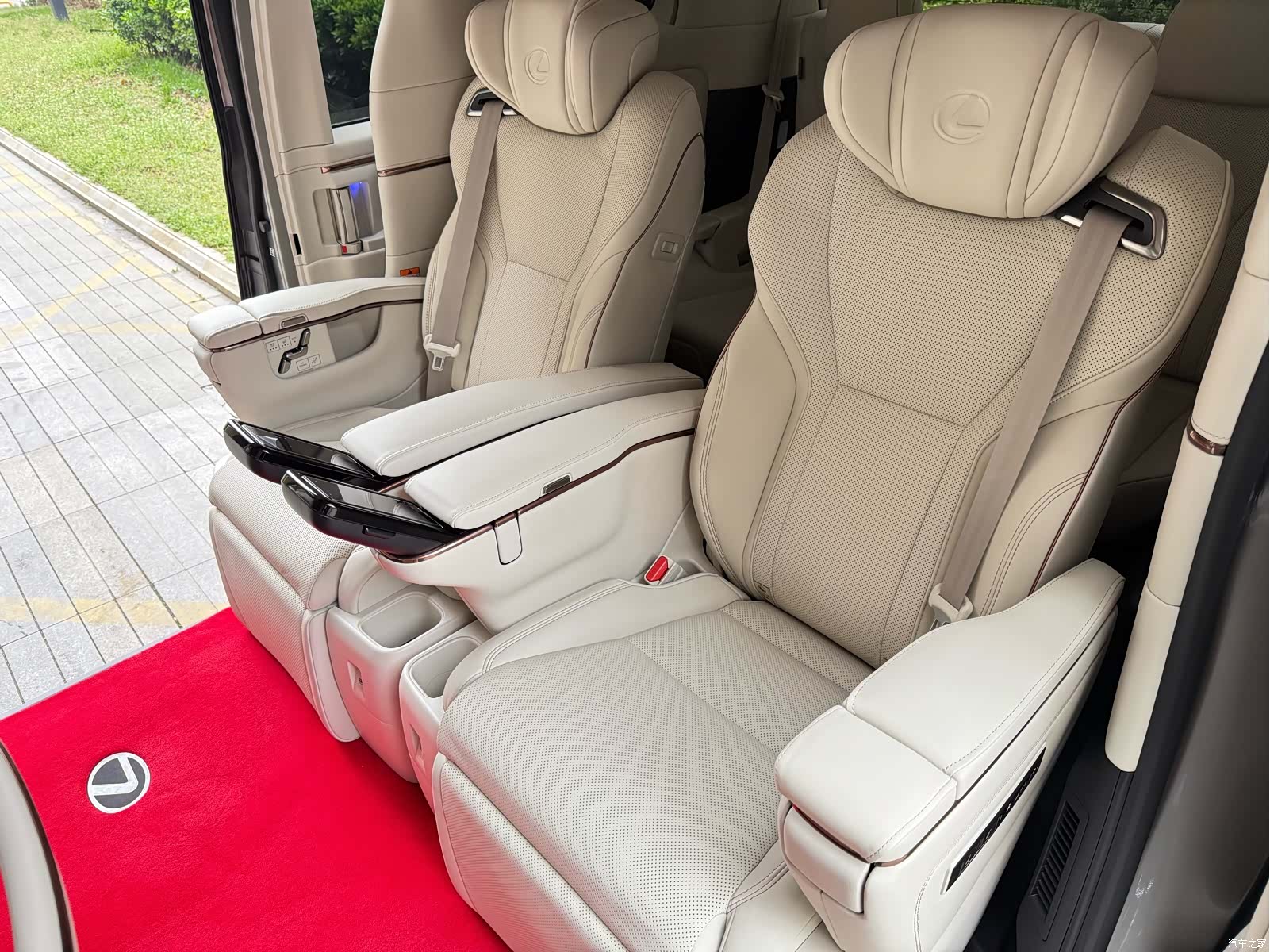 Lexus LM, 2026 16