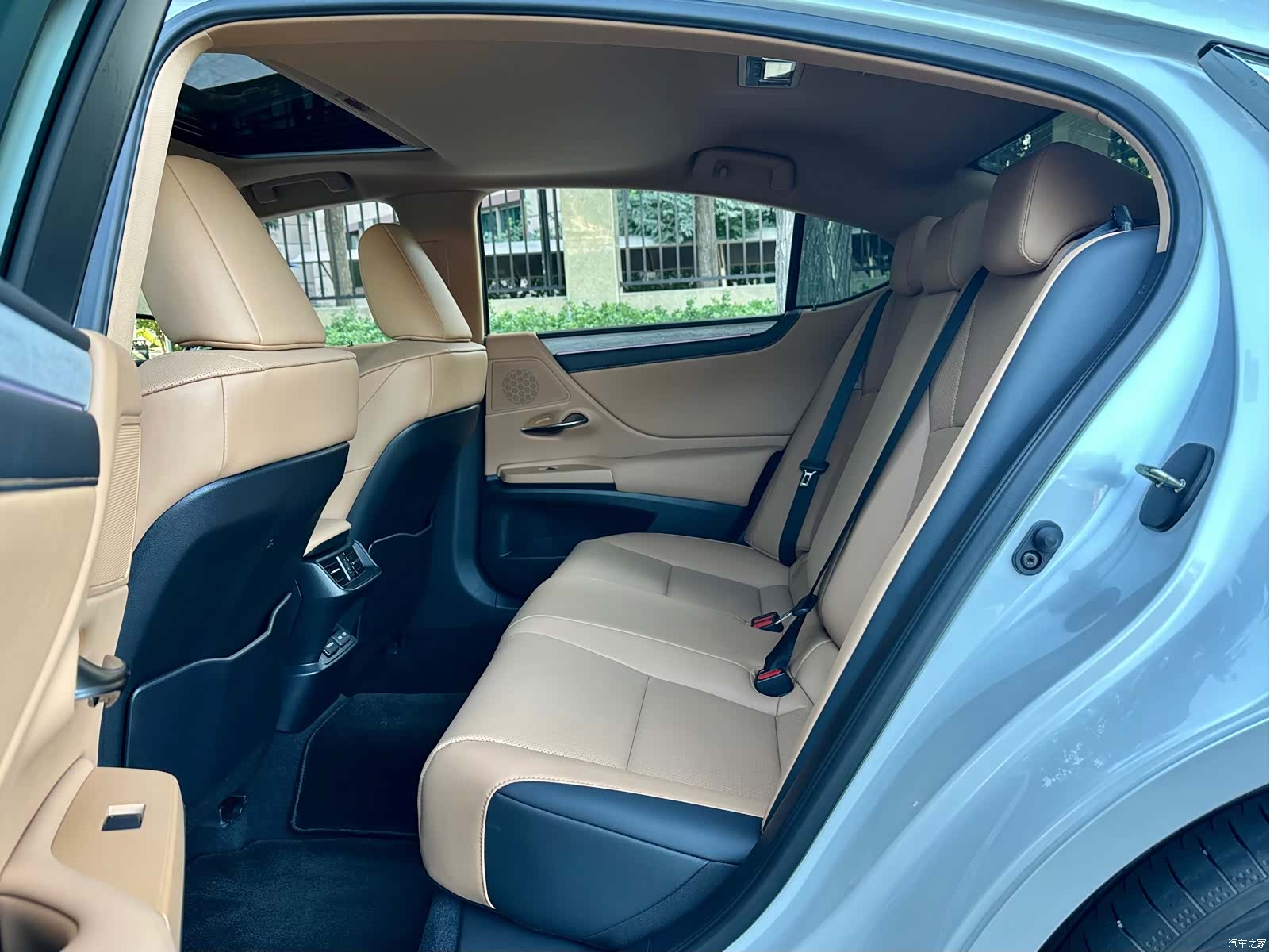 Lexus ES, 2025 13
