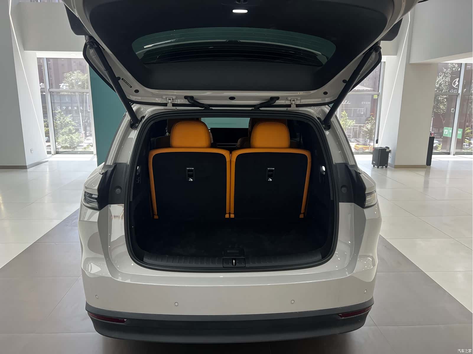 Li Auto i8, 2025 8