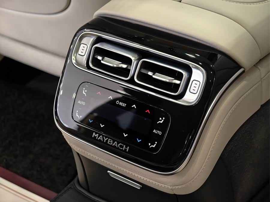 Mercedes-Benz Maybach S-Class 2023, фото 12