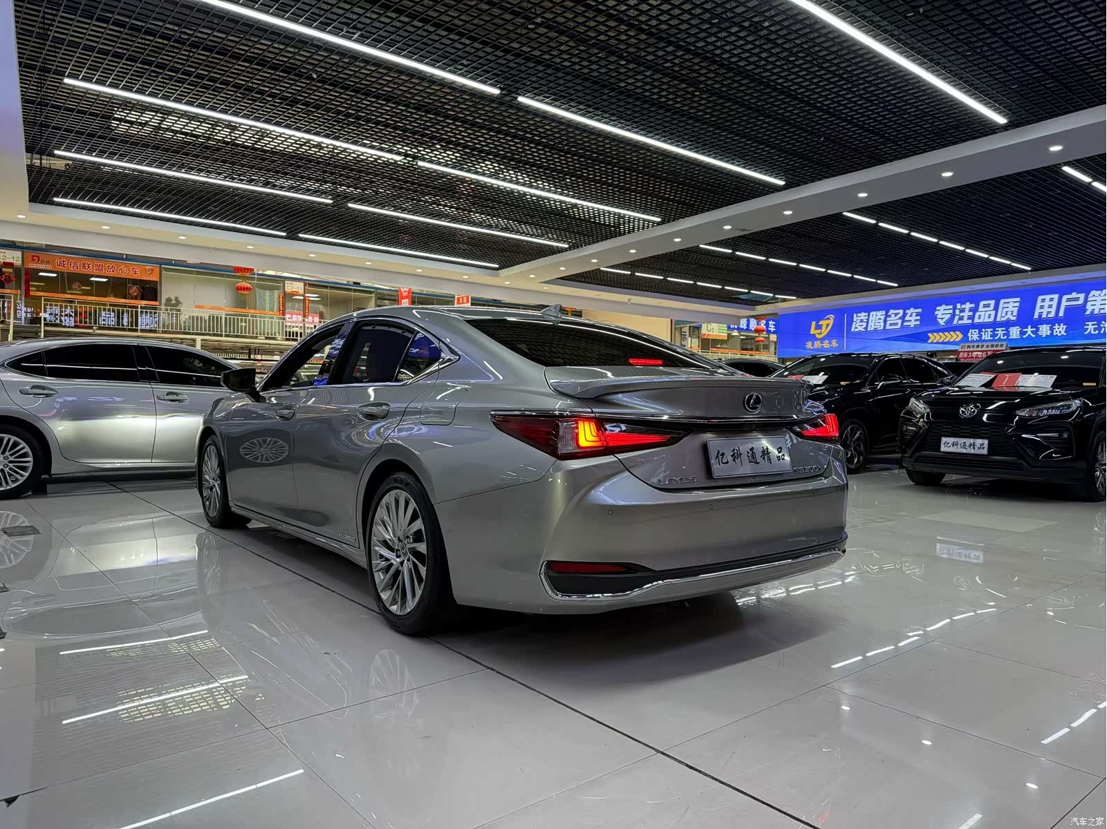 Lexus ES, 2019 все фото