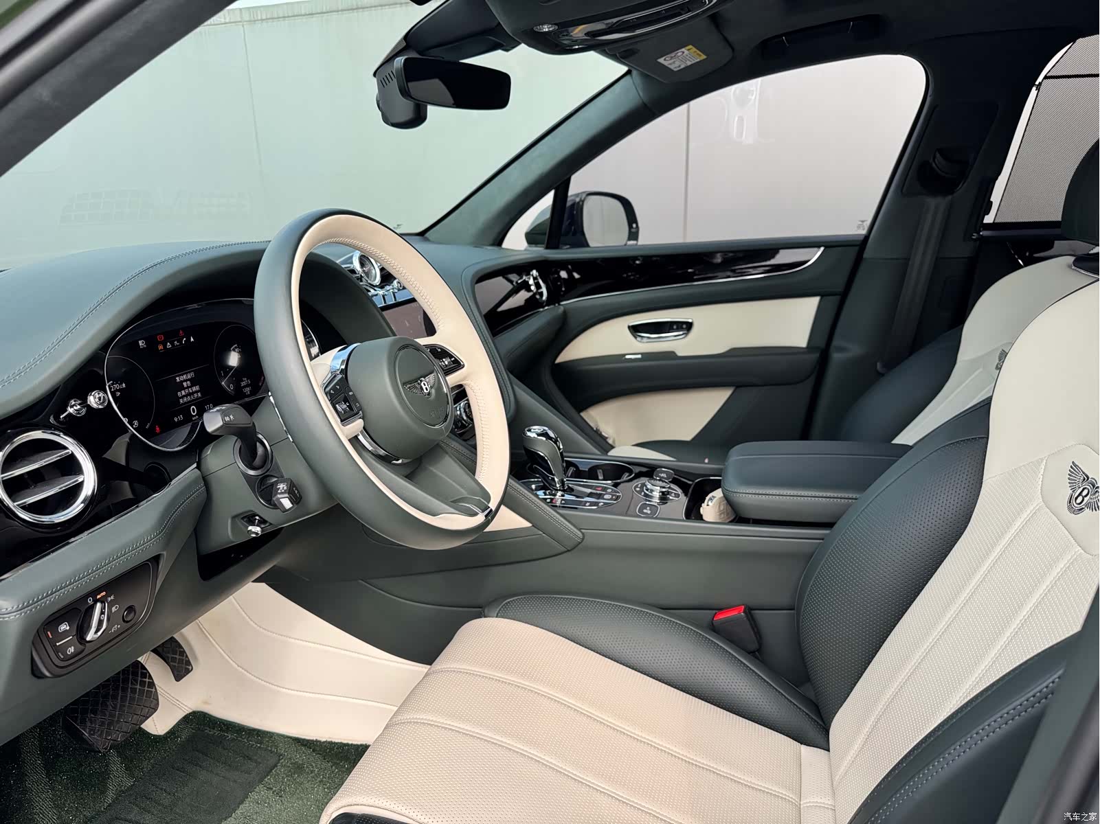 Bentley Bentayga, 2024 8