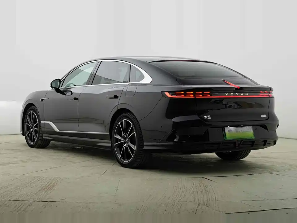 VOYAH Lantu chasing light