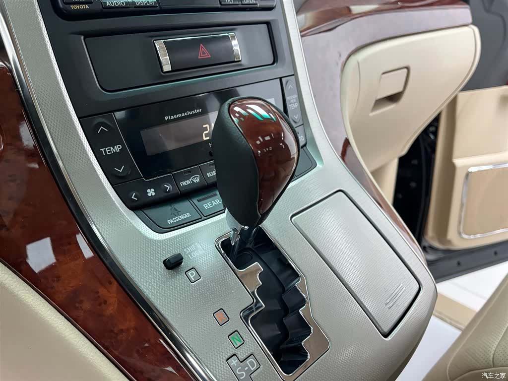 Toyota Alphard, 2011 12