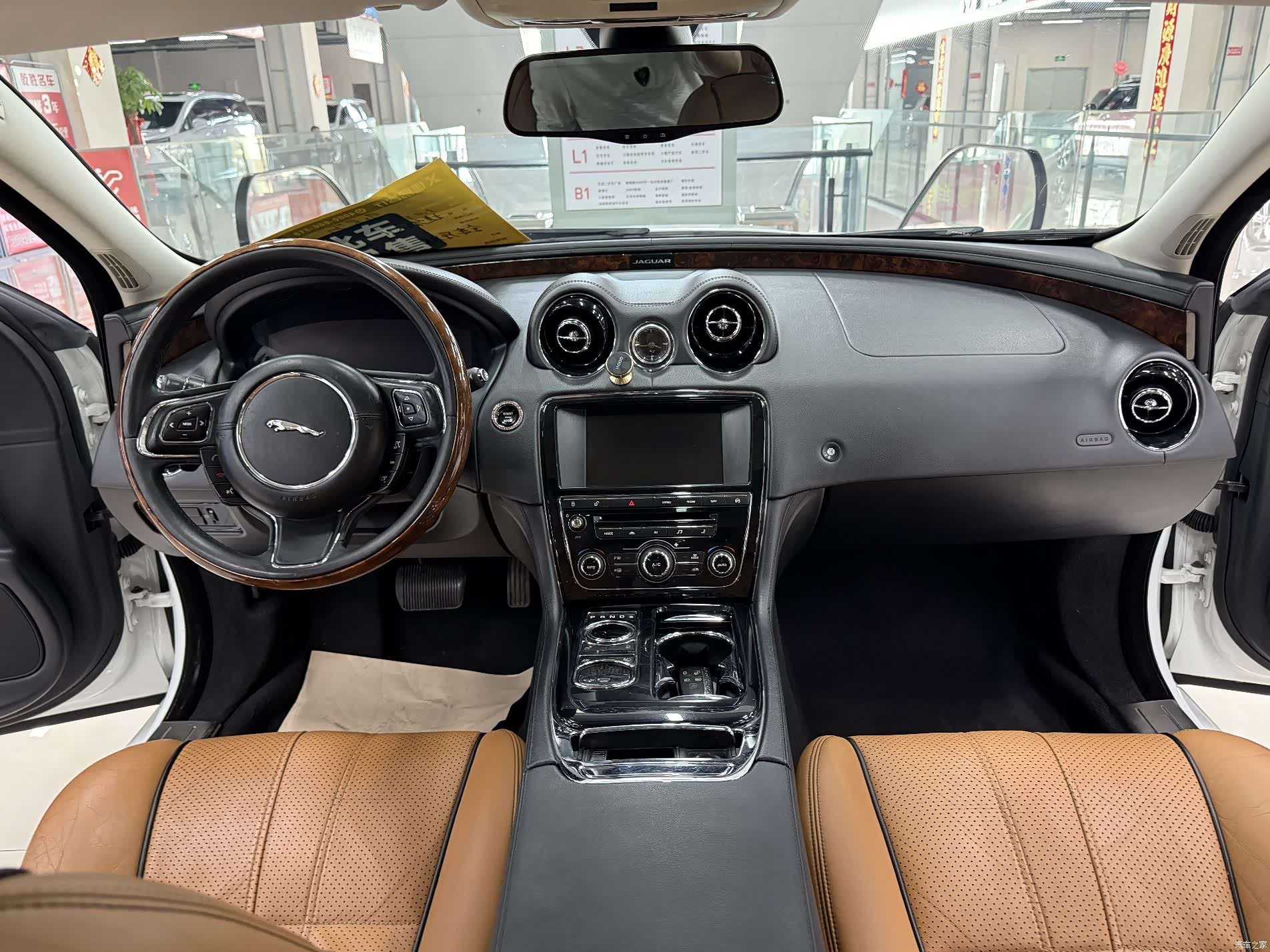 Jaguar XJ, 2015 4