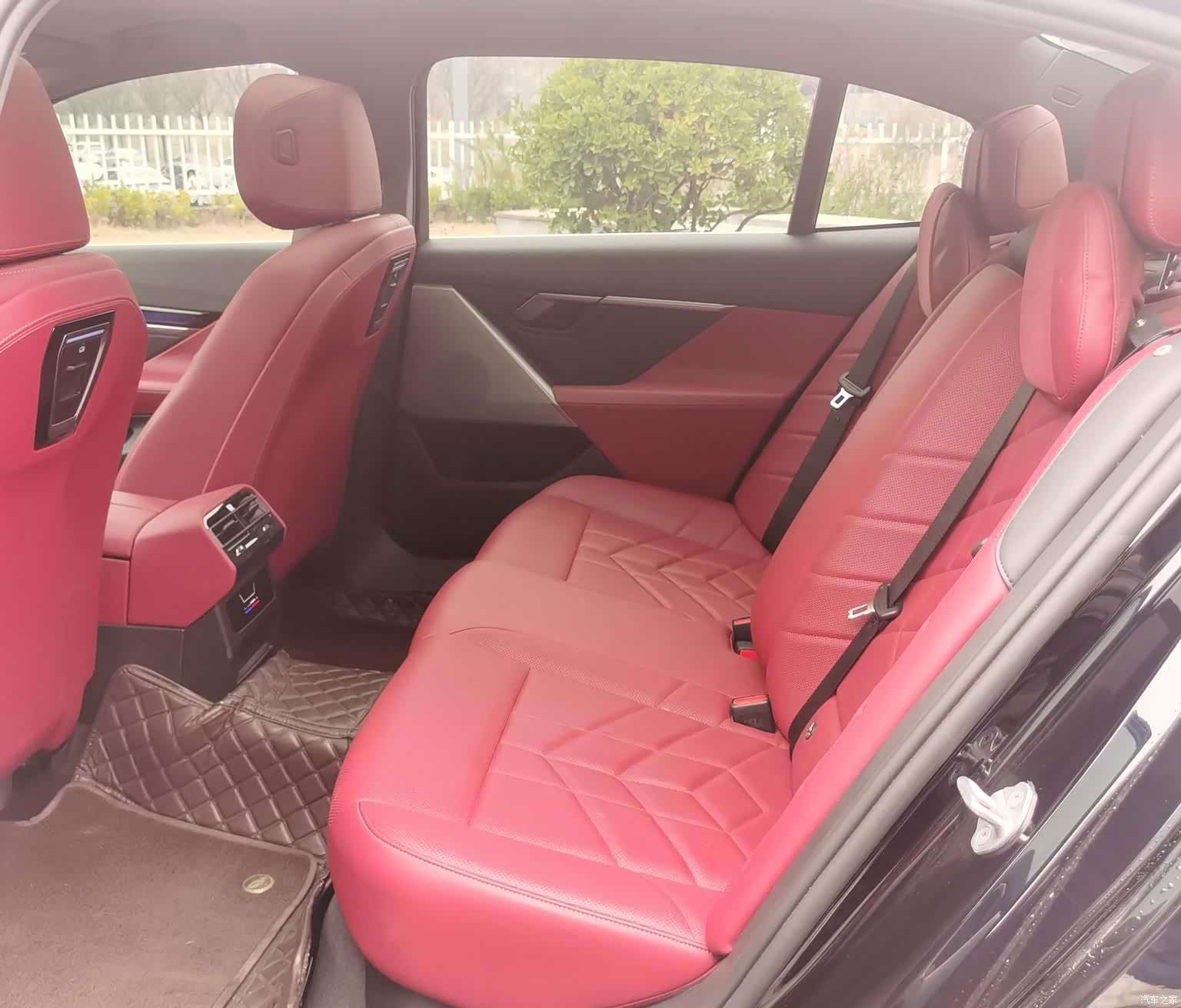 BMW i5, 2025 19