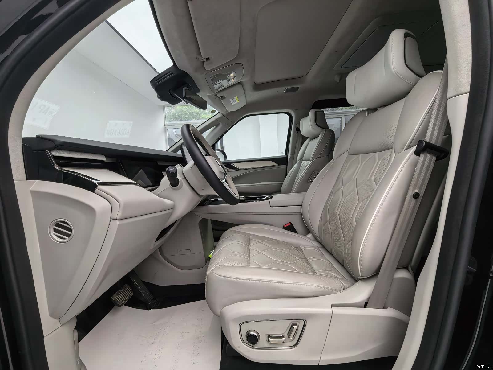Volvo EM90, 2024 4