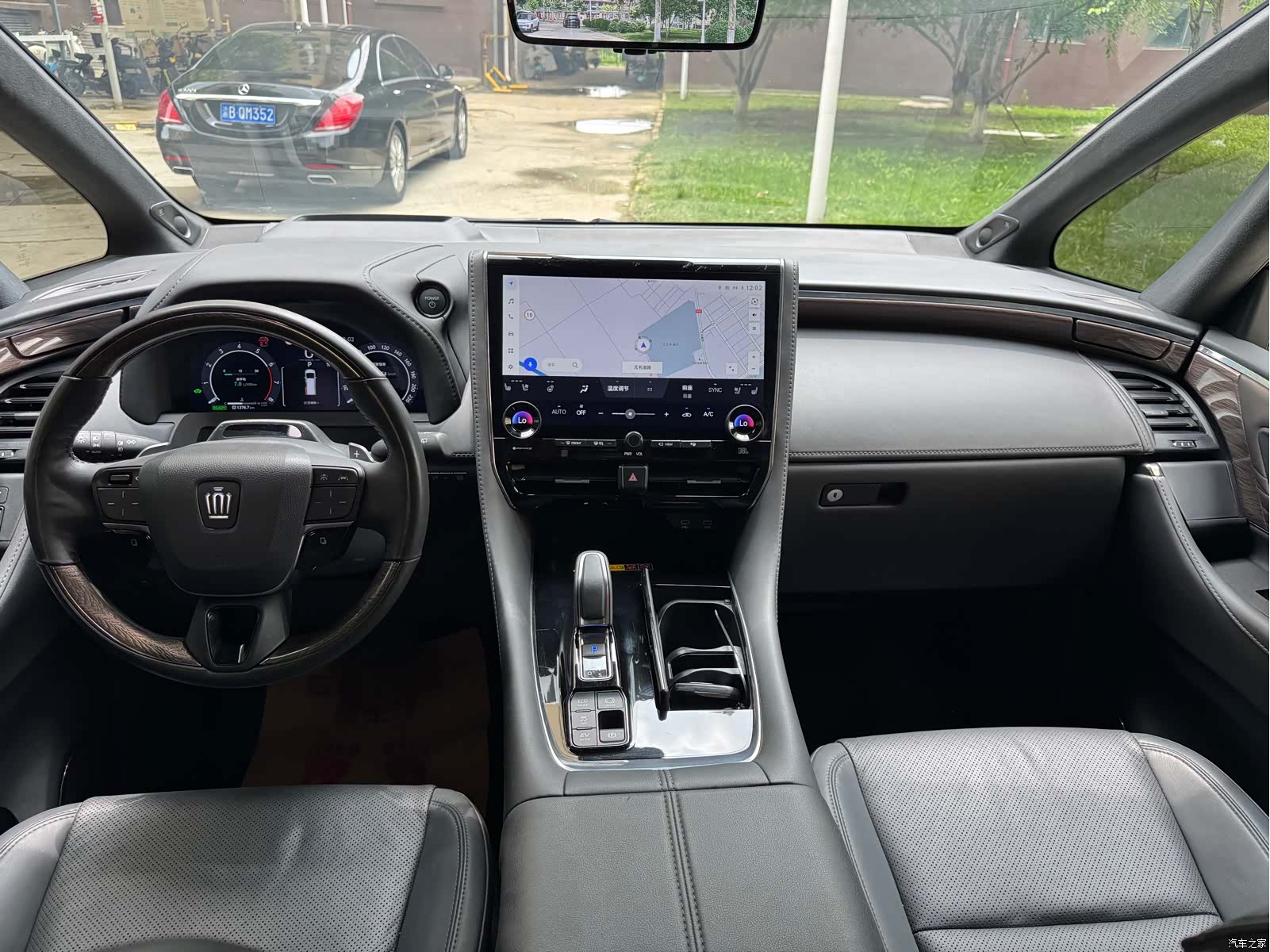 Toyota Vellfire, 2024 10