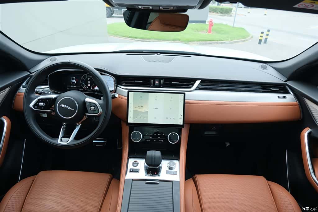 Jaguar F-PACE, 2025 11