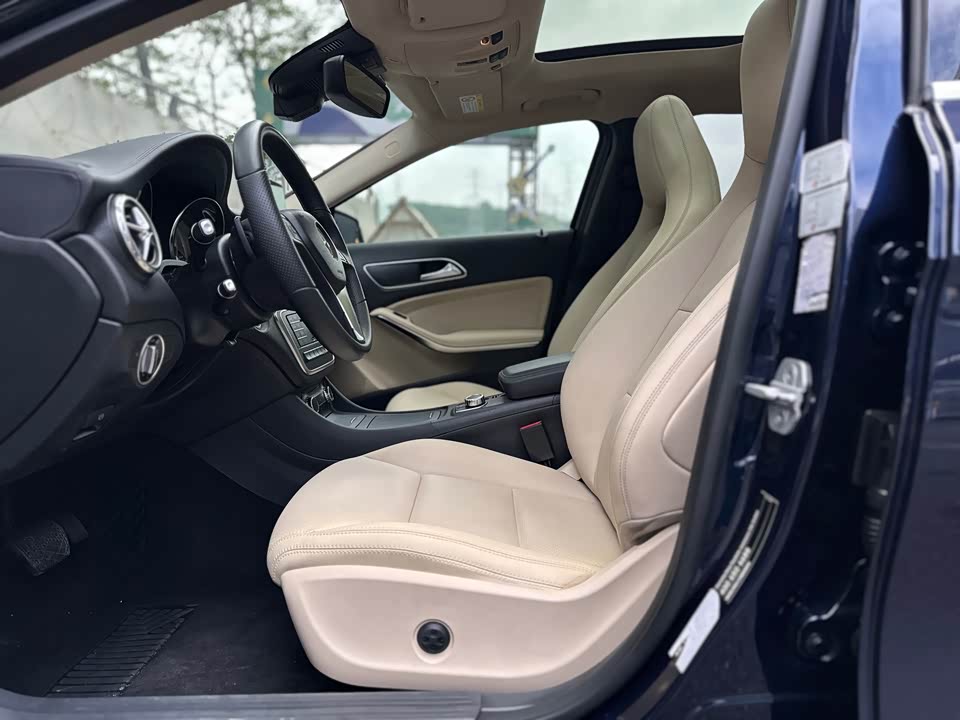 Mercedes-Benz GLA Mercedes-Benz GLA