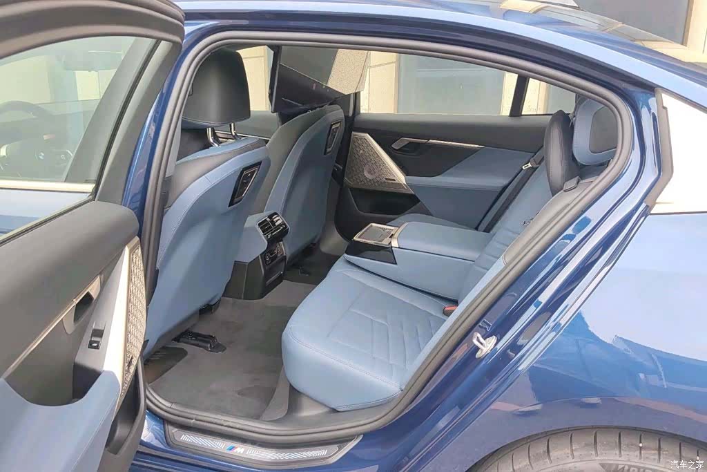 BMW i5, 2025 11