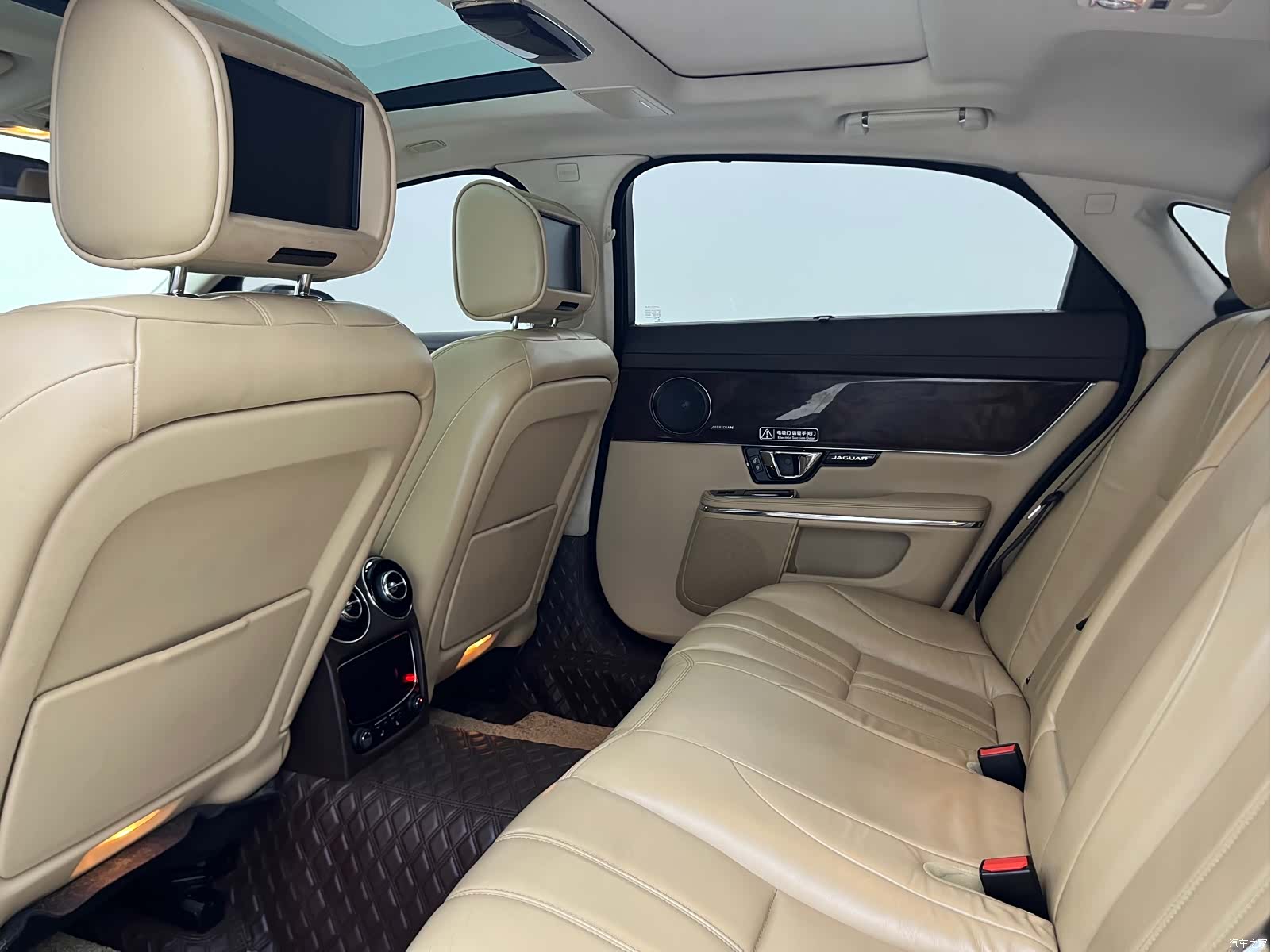 Jaguar XJ, 2015 21