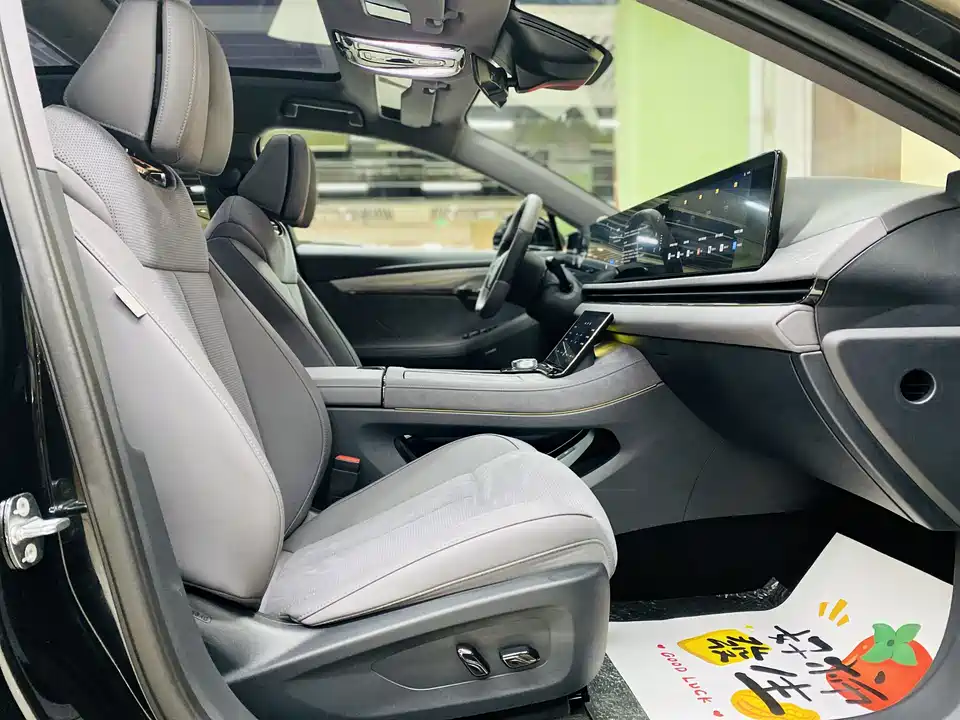 VOYAH Lantu chasing light