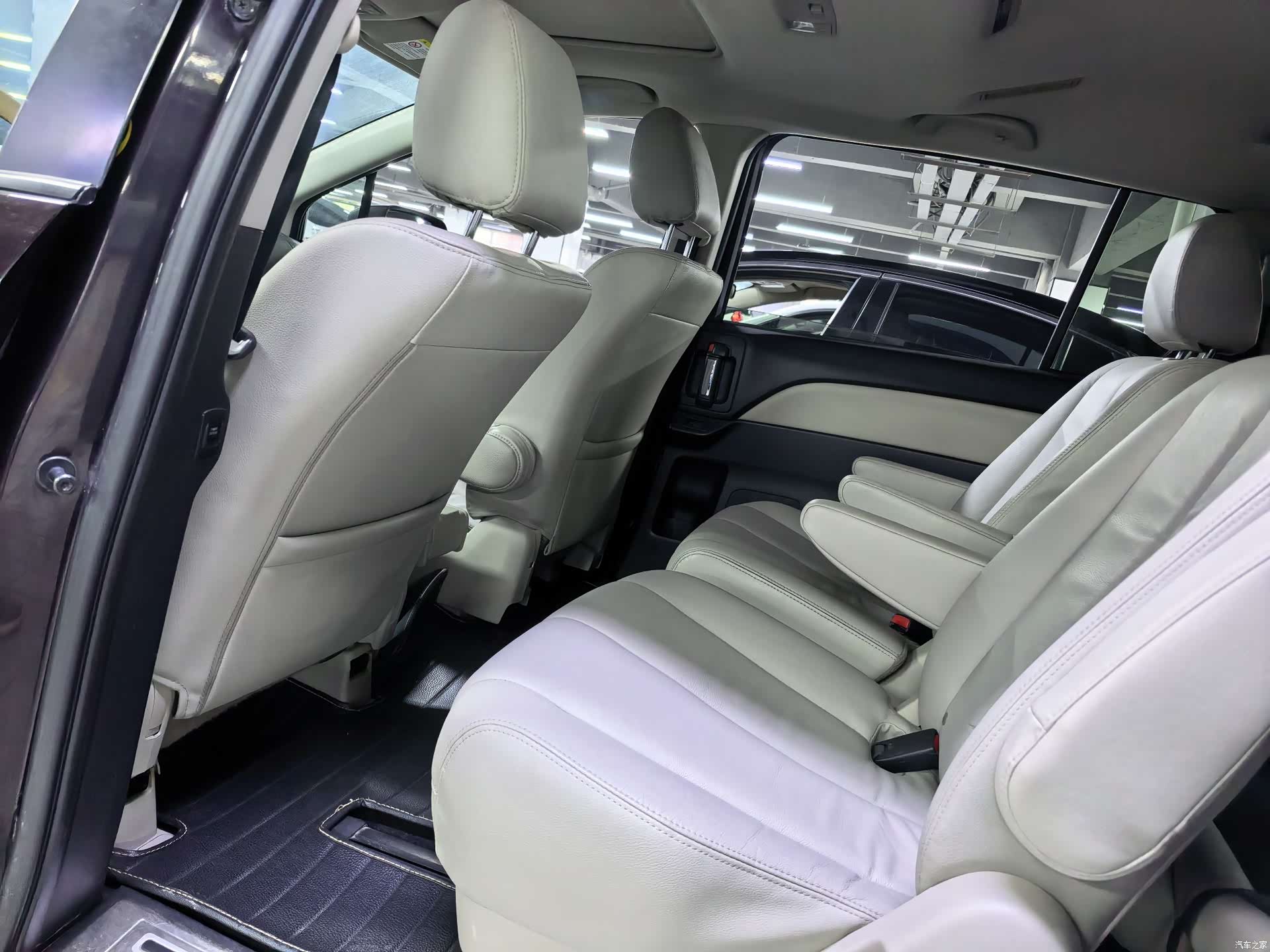 Mazda 8, 2015 3