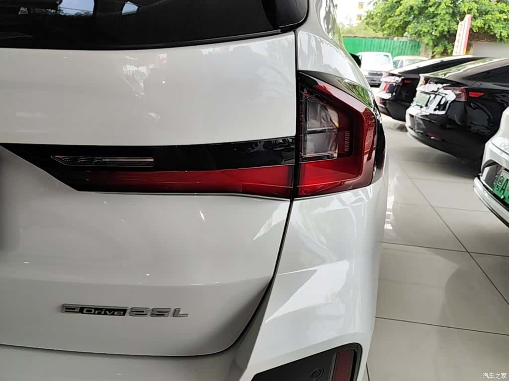 BMW iX1, 2025 8