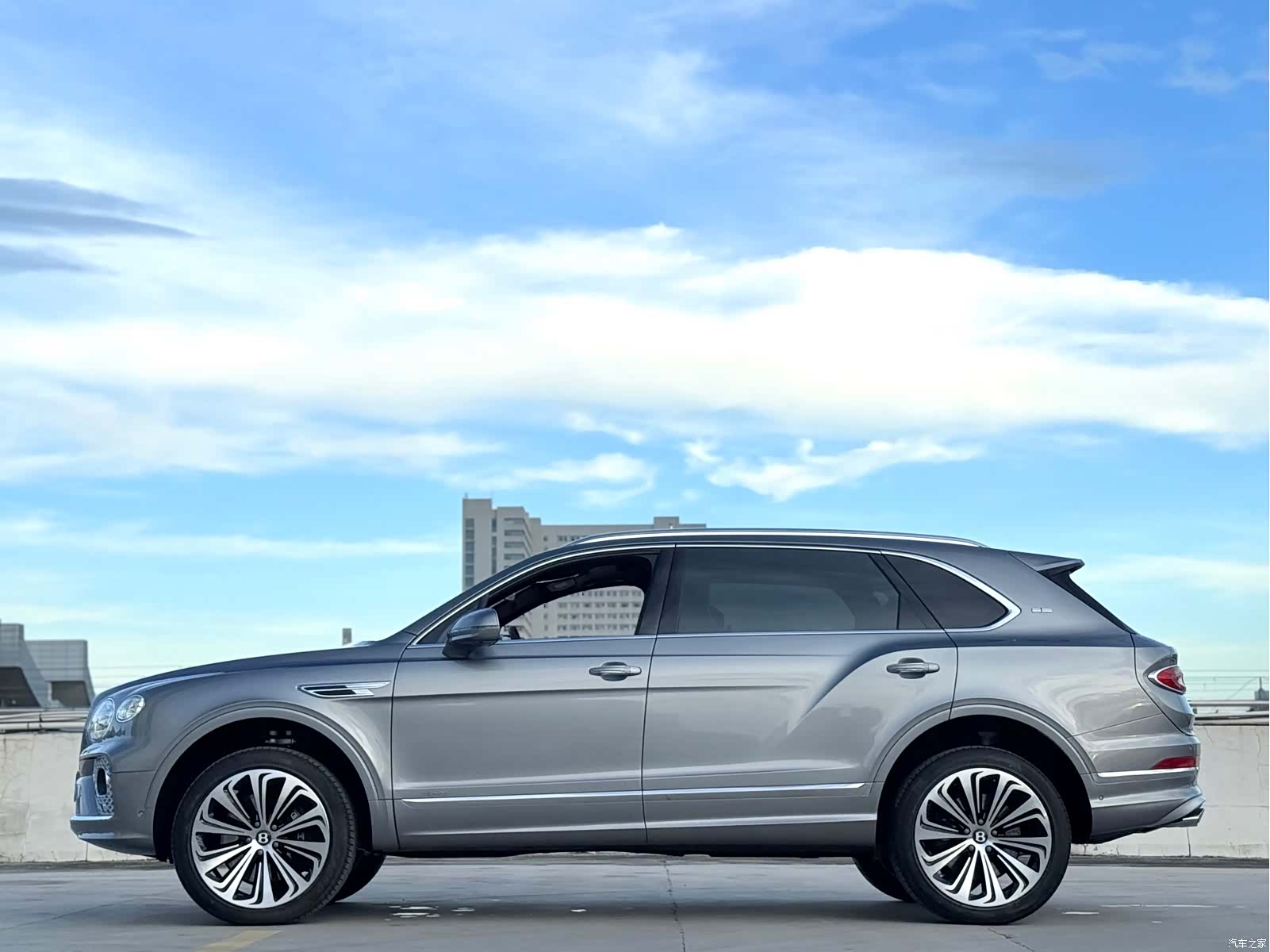 Bentley Bentayga, 2023 13