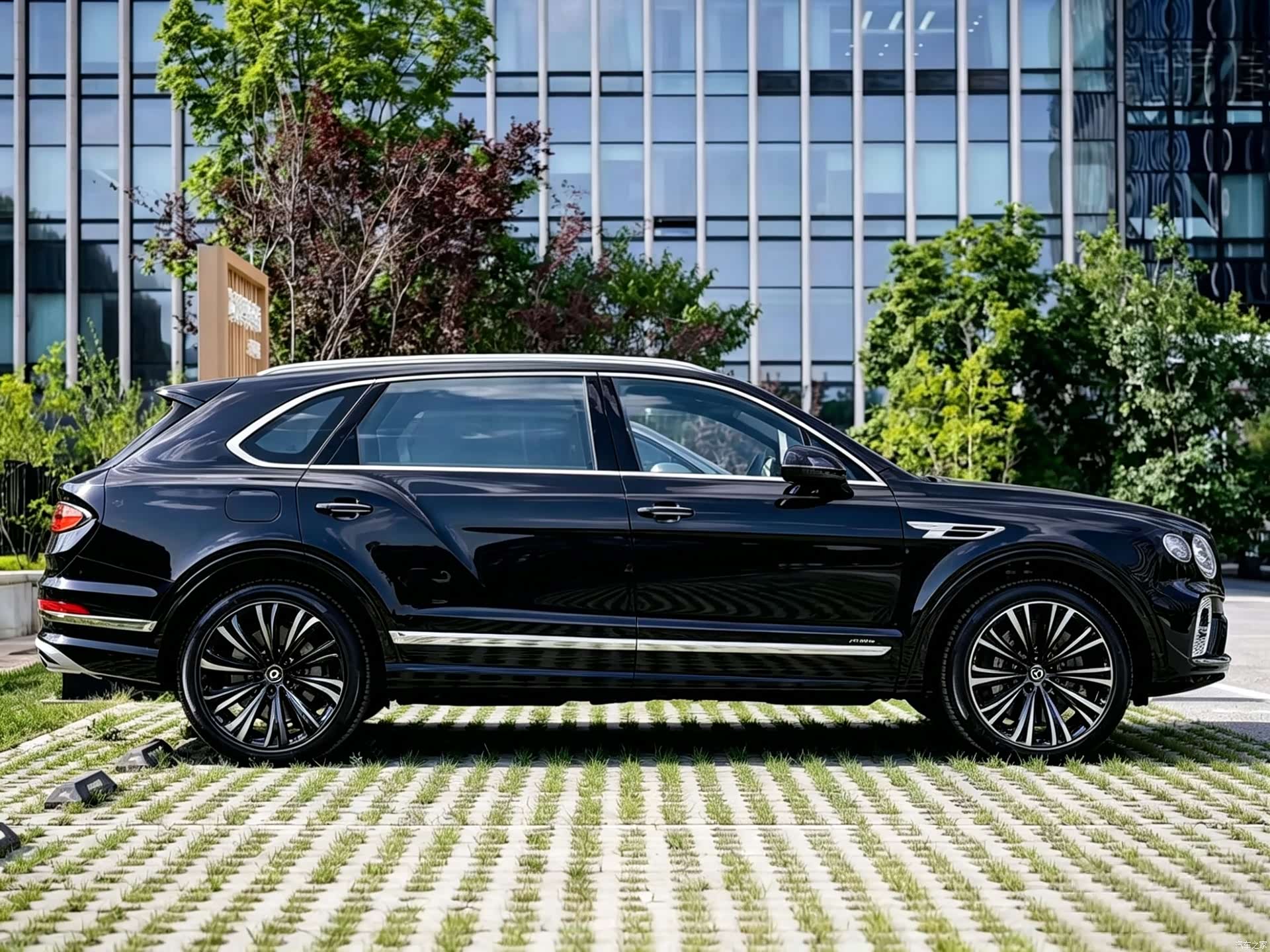 Bentley Bentayga, 2023 9