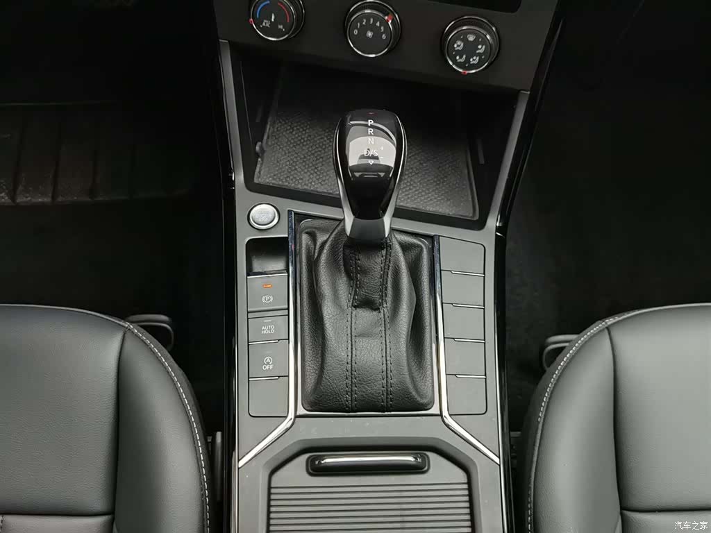 Volkswagen Passat, 2023 13