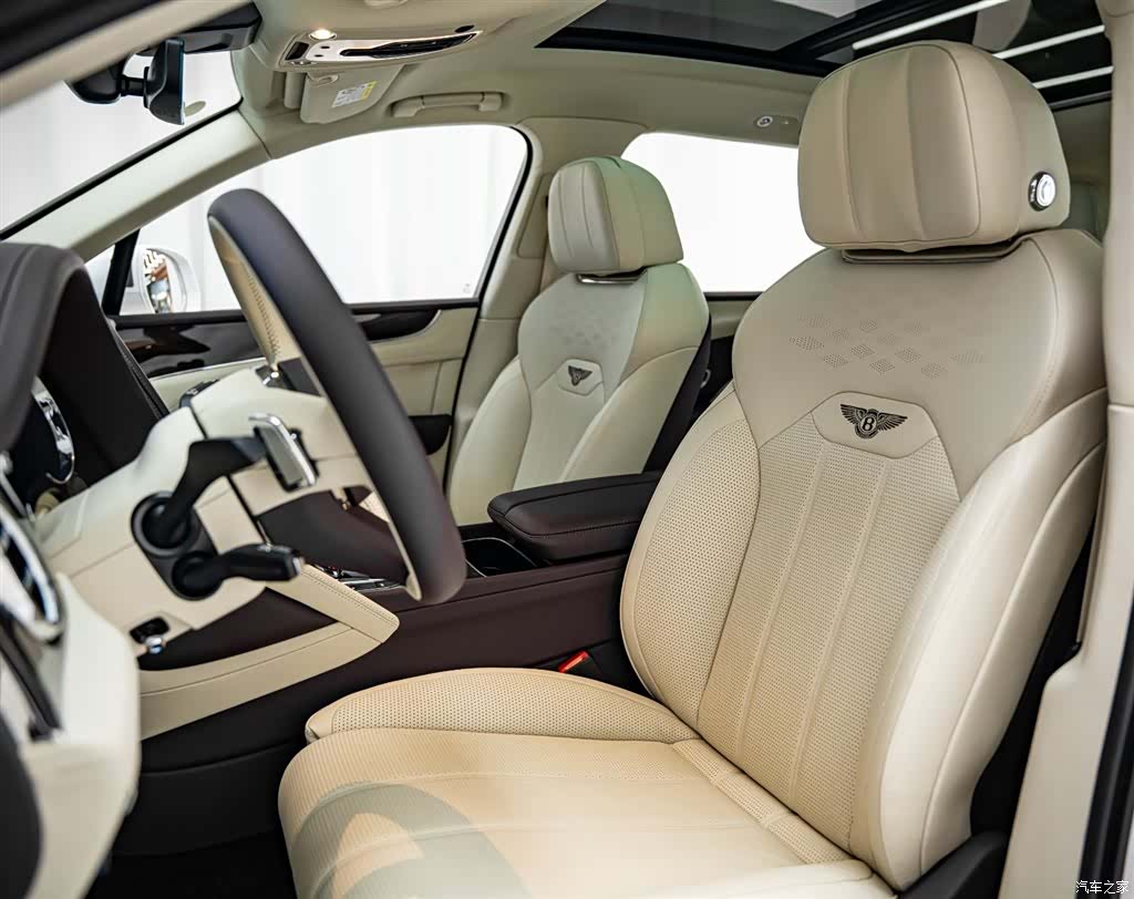 Bentley Bentayga, 2023 9