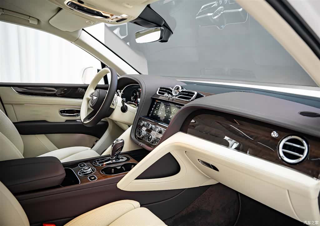 Bentley Bentayga, 2023 16