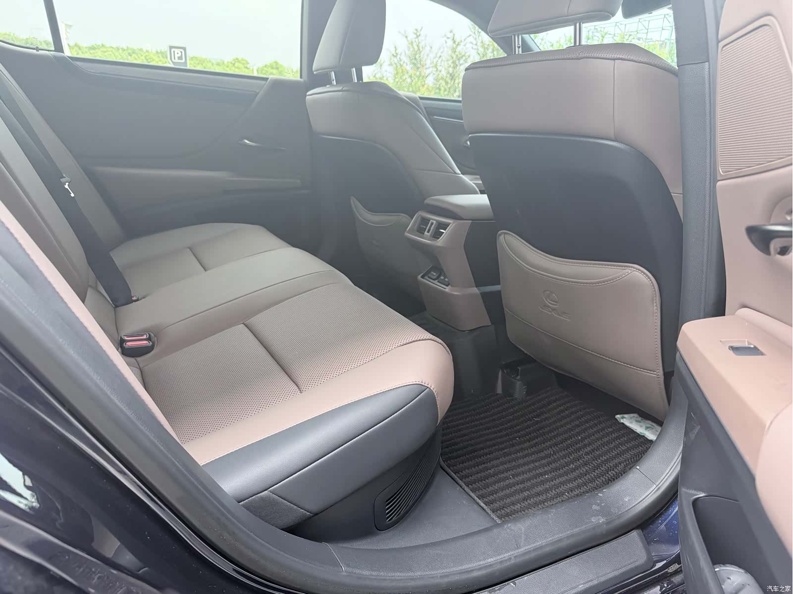 Lexus ES, 2025 12
