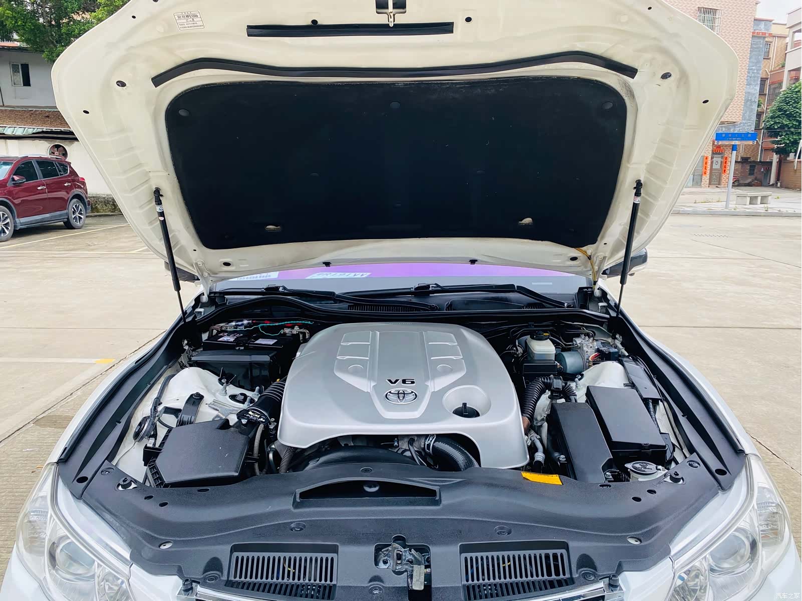 Toyota 2.5V, 2011 18