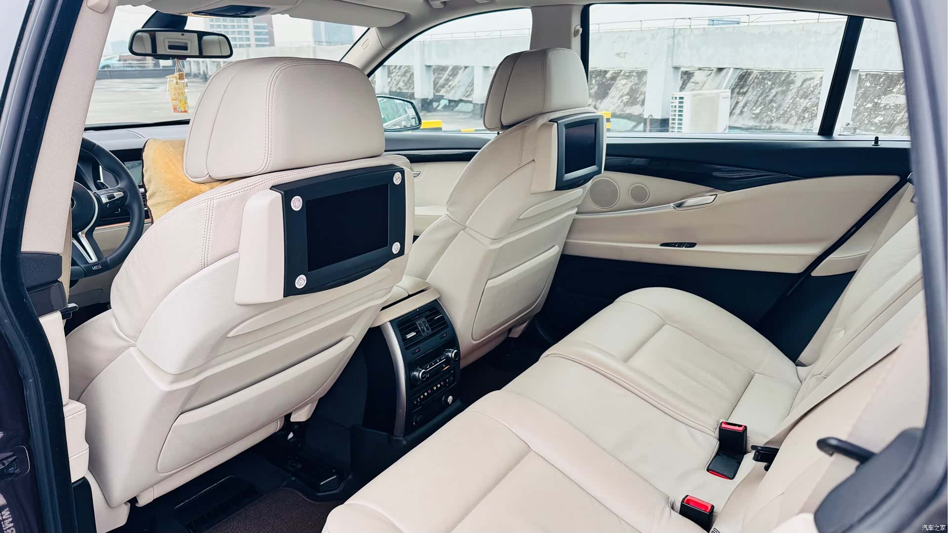 BMW 5 Series, 2011 11