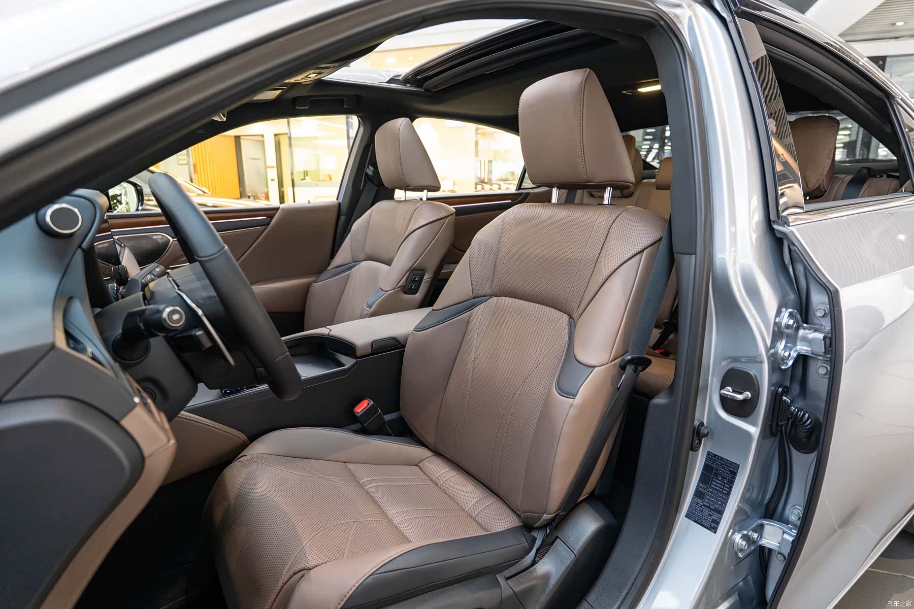 Lexus ES, 2025 11