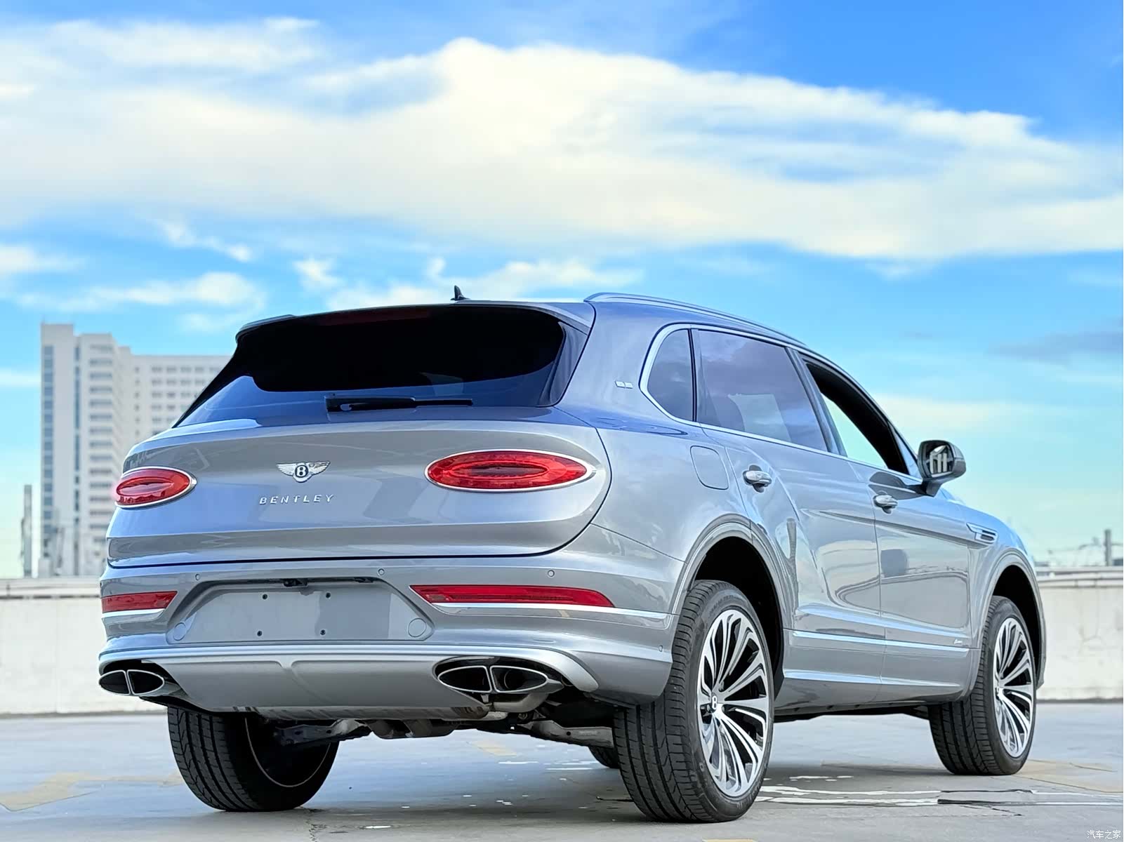 Bentley Bentayga, 2023 11