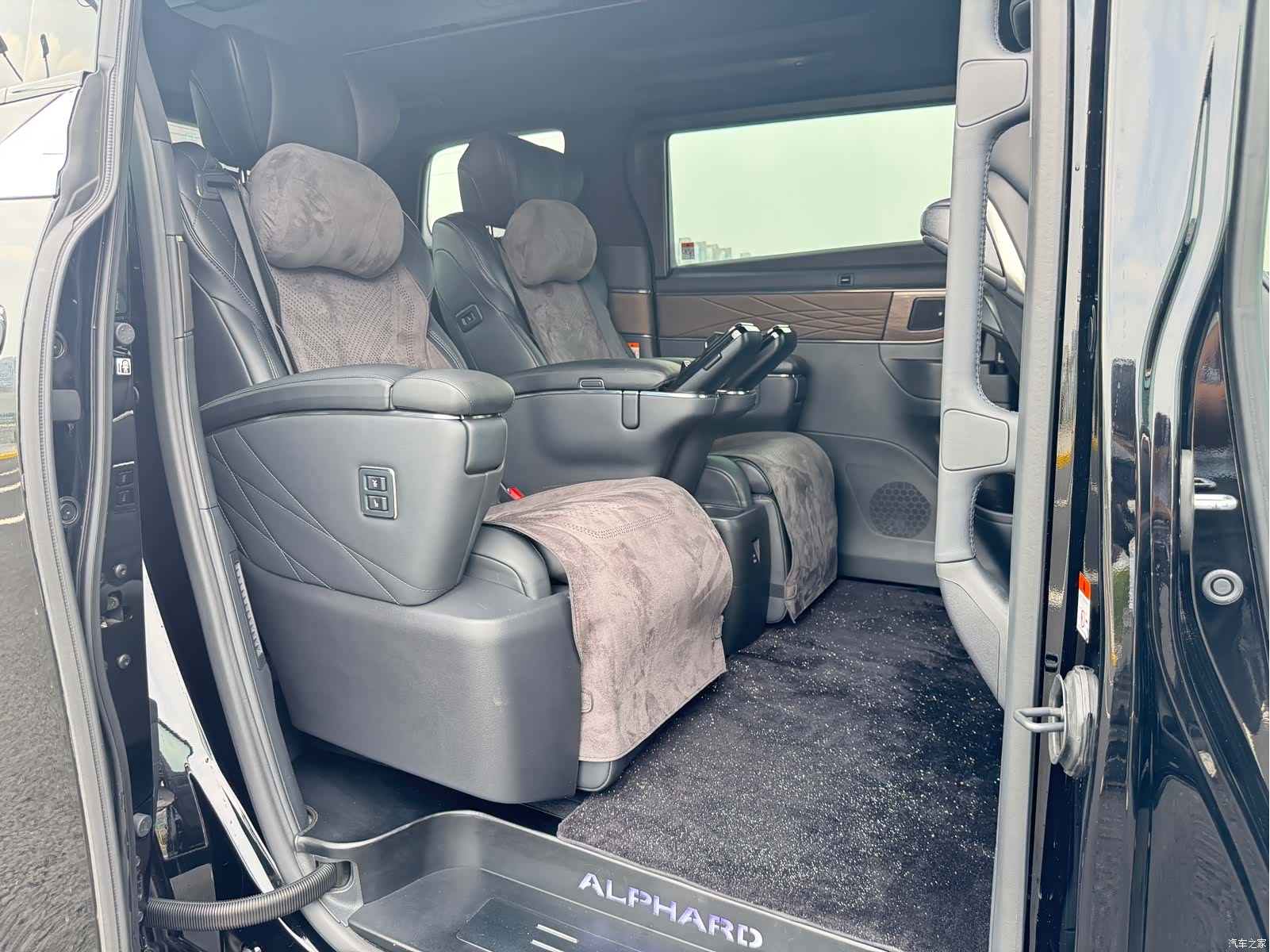 Toyota Alphard, 2024 22