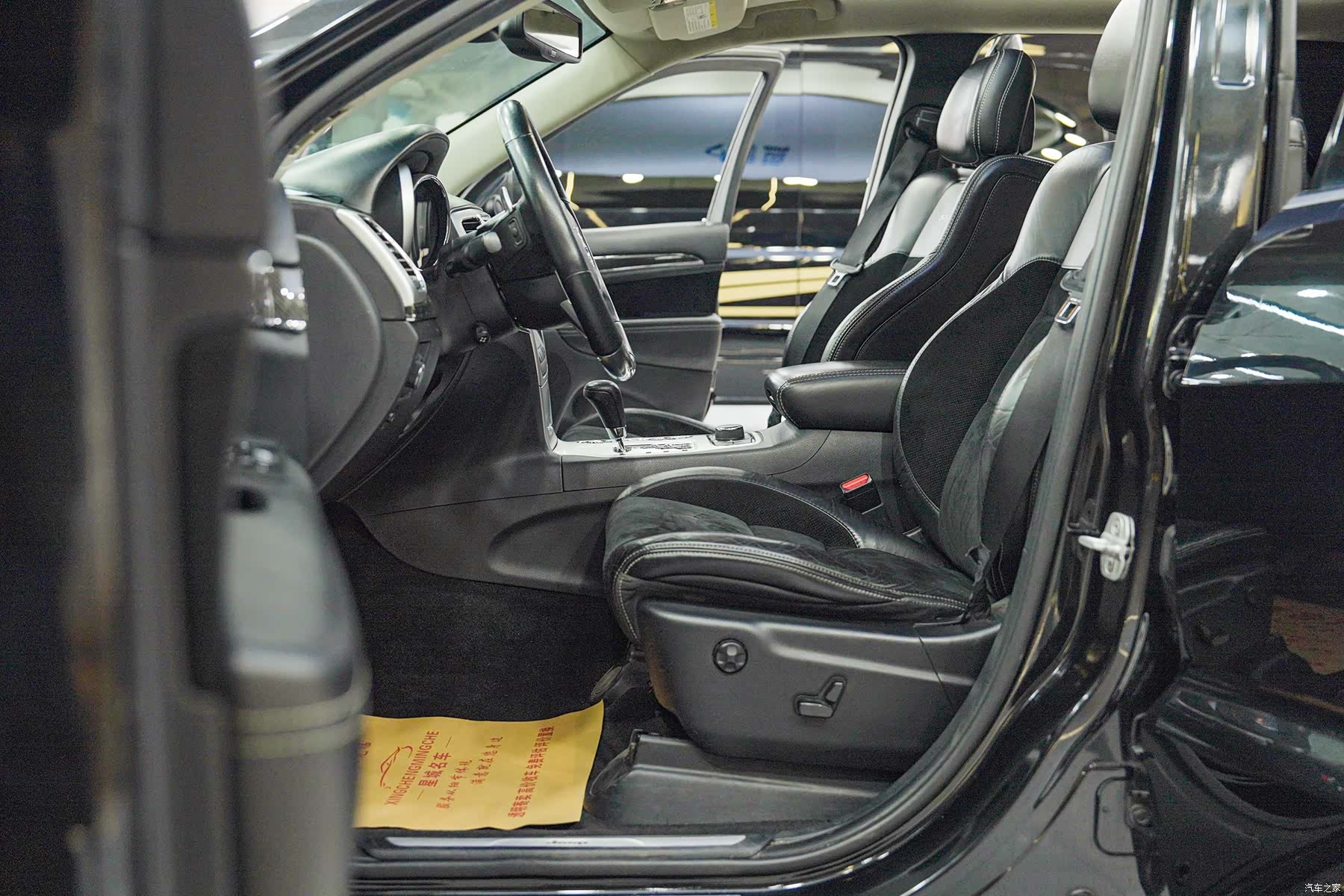 SRT Grand Cherokee, 2012 6