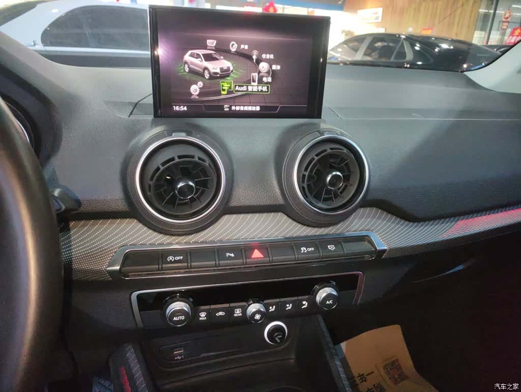 Audi Q2L, 2018 13