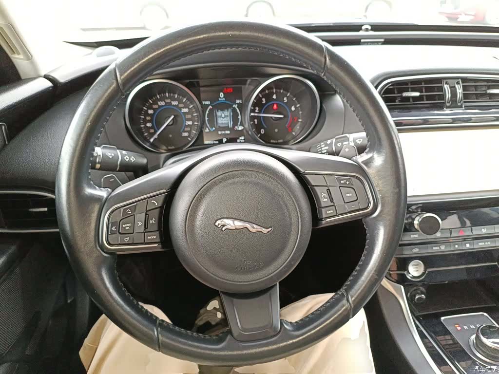 Land Rover XEL, 2019 4